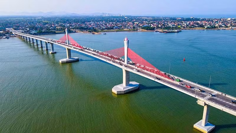 Cầu Cửa Hội bắc qua sông Lam, góp phần phát triển kinh tế-xã hội vùng nam Nghệ An-bắc Hà Tĩnh.
