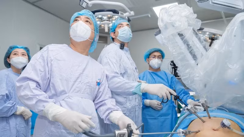 Các bác sĩ Bệnh viện K thực hiện ca phẫu thuật bằng robot cho bệnh ung thư đường tiêu hóa. (Ảnh: nhandan.vn)
