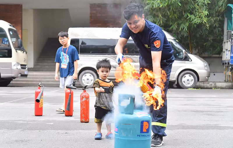 Hướng dẫn kỹ năng phòng cháy, chữa cháy cho trẻ em. (Ảnh THỦY NGUYÊN) Hướng dẫn kỹ năng phòng cháy, chữa cháy cho trẻ em. (Ảnh THỦY NGUYÊN)