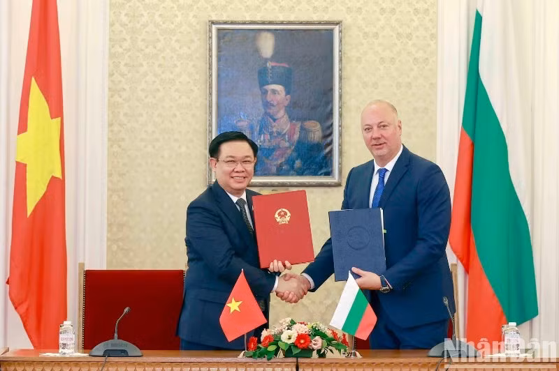Chủ tịch Quốc hội Vương Đình Huệ và Chủ tịch Quốc hội Bulgaria Rosen Dimitrov Zhelyazkov ký Thỏa thuận hợp tác giữa hai Quốc hội.