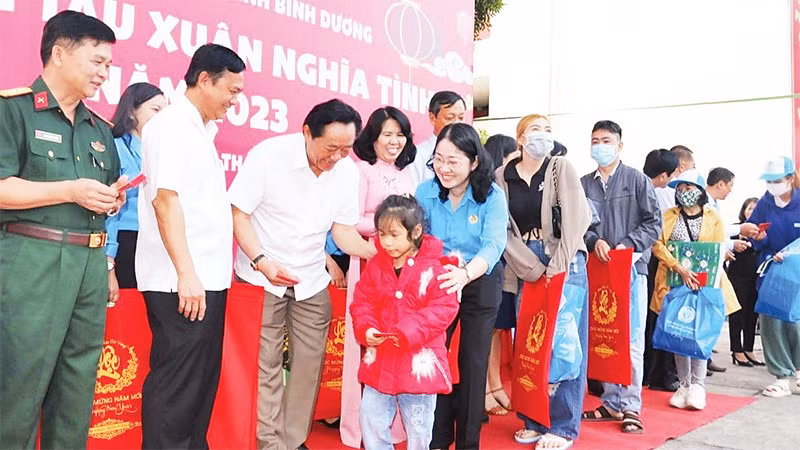 Lãnh đạo tỉnh Bình Dương trao tặng quà và động viên công nhân có hoàn cảnh khó khăn về quê đón Tết tại "Chuyến tàu Xuân nghĩa tình" năm 2023.