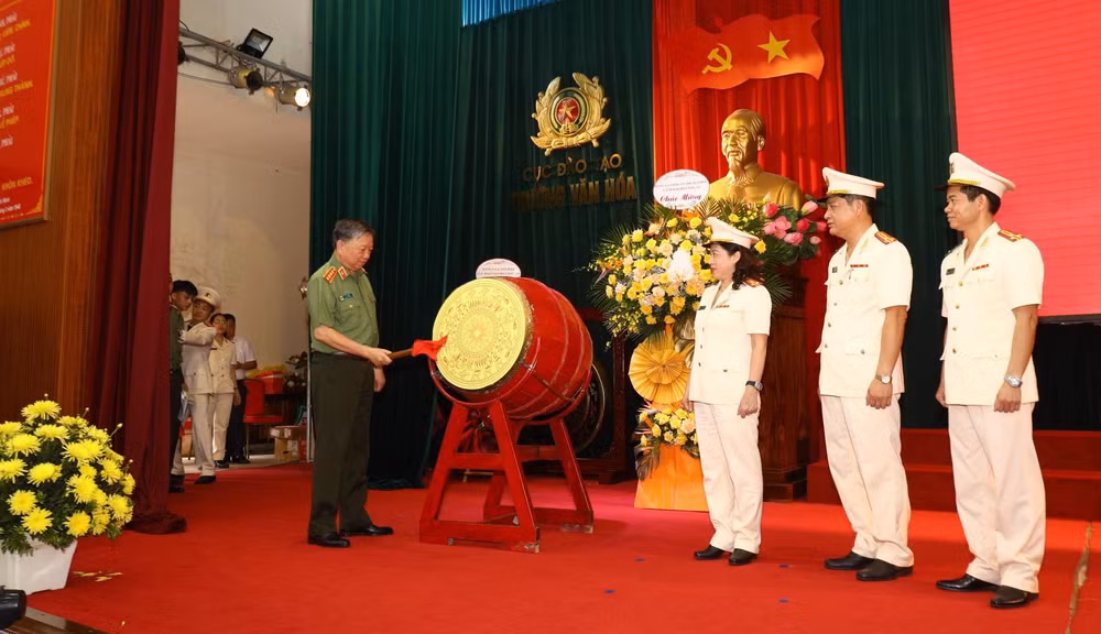 Đại tướng Tô Lâm đánh trống khai trường và tặng hoa chúc mừng Trường Văn hóa nhân dịp khai giảng năm học mới.