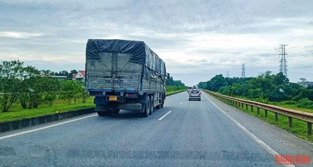Cao tốc Hà Nội-Thái Nguyên ngày càng xuống cấp.