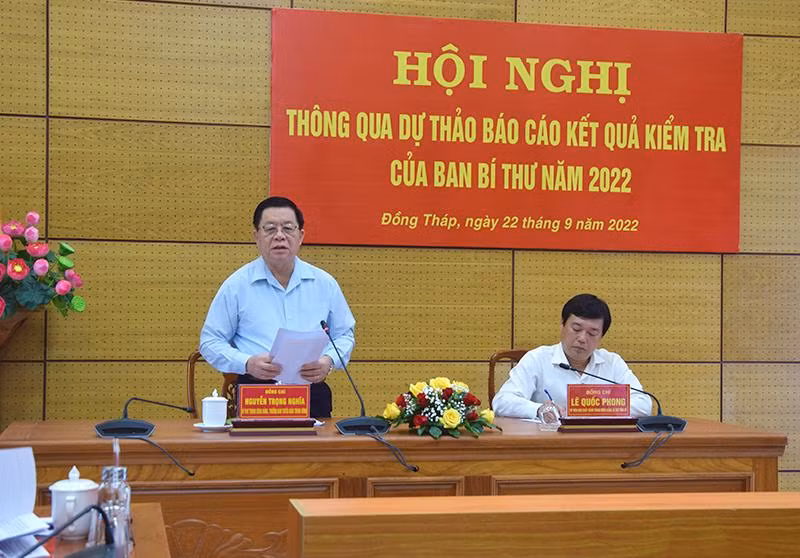 Đồng chí Nguyễn Trọng Nghĩa, Bí thư Trung ương Đảng, Trưởng Ban Tuyên giáo Trung ương phát biểu kết luận hội nghị.