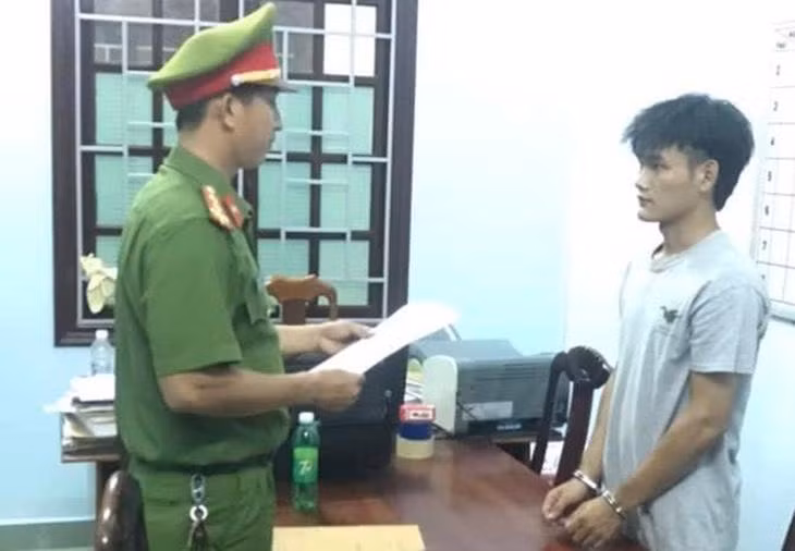 Công an bắt tạm giam Lê Đức Sơn về tội “Chống người thi hành công vụ”. 