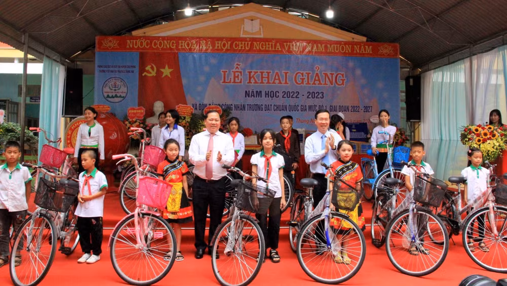 Đồng chí Võ Văn Thưởng (phải) tặng xe đạp cho các em học sinh nghèo vượt khó. Đồng chí Võ Văn Thưởng (phải) tặng xe đạp cho các em học sinh nghèo vượt khó.