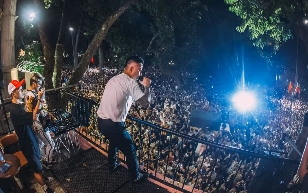 Ca sĩ Tuấn Hưng tổ chức liveshow ở ban công nhà riêng, thu hút hàng nghìn người nhưng không thông báo với cơ quan chức năng.