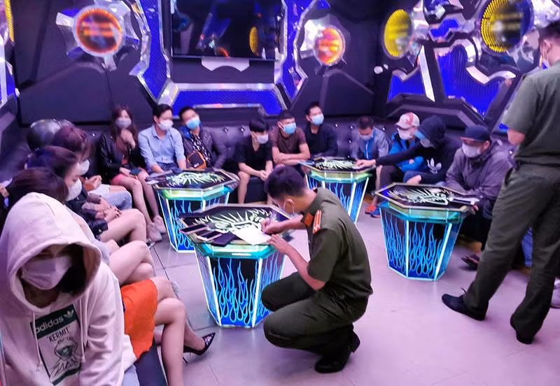 Lực lượng chức năng kiểm tra quán karaoke có dấu hiệu vi phạm tại Lâm Đồng.