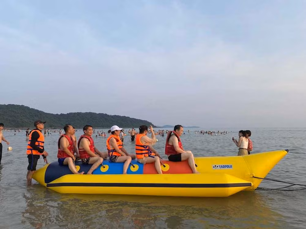 Những bãi biển đẹp và trong xanh trên đảo Cô Tô thu hút đông khách du lịch trải nghiệm.