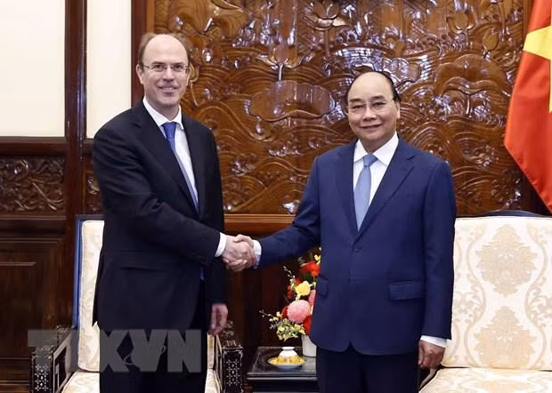 Chủ tịch nước Nguyễn Xuân Phúc tiếp Đại sứ Luxembourg Patrick Hemmer. (Ảnh: TTXVN)