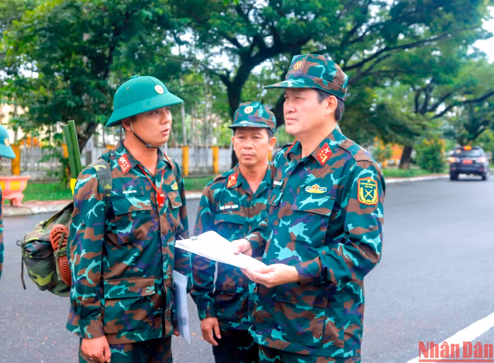 Đại tá Dương Hoàng Toán kiểm tra nhận thức của phân đội chuyên trách cứu hộ cứu nạn Lữ đoàn Công binh 280.