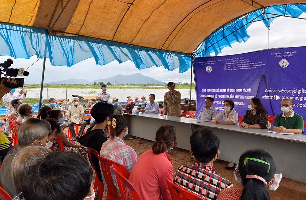 Thăm hỏi và tặng quà cho các gia đình tại tỉnh Kampong Chhnang.
