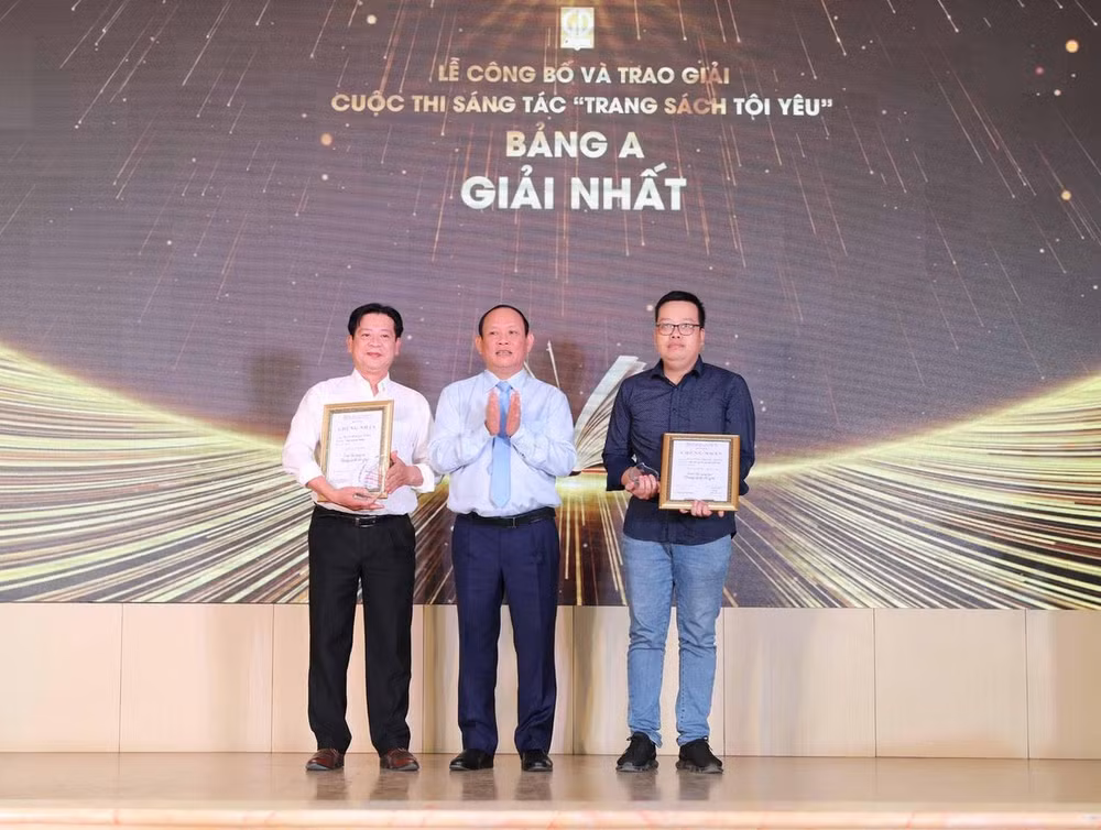 Lãnh đạo Nhà Xuất bản Giáo dục Việt Nam trao giải Nhất bảng A cho các cá nhân. 