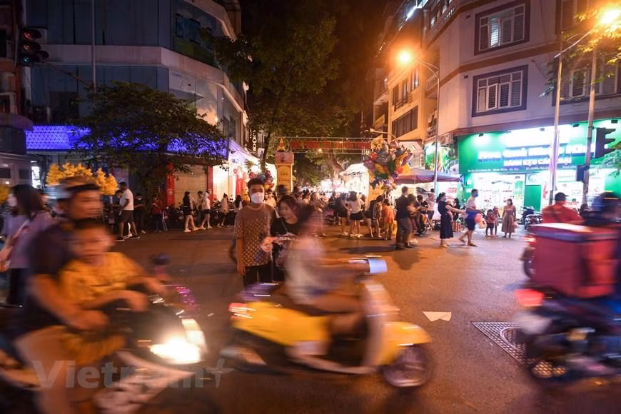 Tối 10/9, tức rằm Trung Thu, nhiều người dân Thủ đô đã đổ lên những con phố cổ như Hàng Mã, Hàng Lược... để đi dạo, mua sắm. 