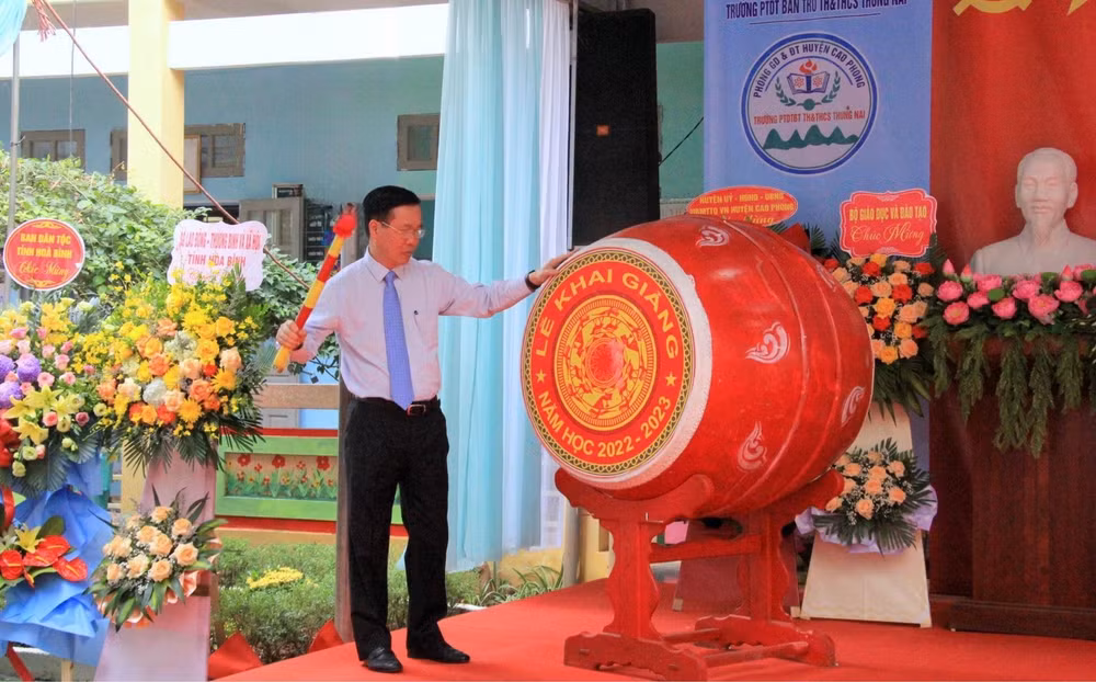 Đồng chí Võ Văn Thưởng đánh trống khai giảng năm học mới.