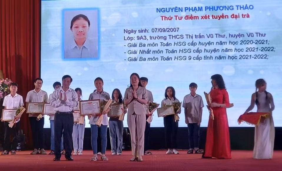 Em Nguyễn Phạm Phương Thảo, huyện Vũ Thư, tỉnh Thái Bình là 1 trong 4 học sinh được tuyên dương khi đạt điểm cao trong kỳ thi xét tuyển vào lớp 10 đại trà năm 2022.