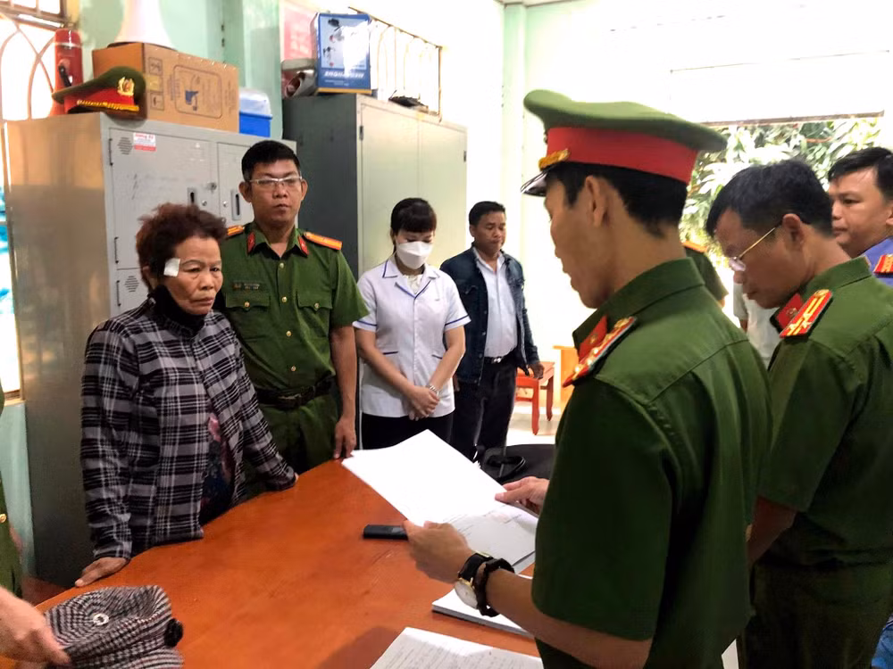 Đối tượng Thông Thị Định (áo khoác sọc) bị bắt tạm giam về hành vi “Lừa đảo chiếm đoạt tài sản”.