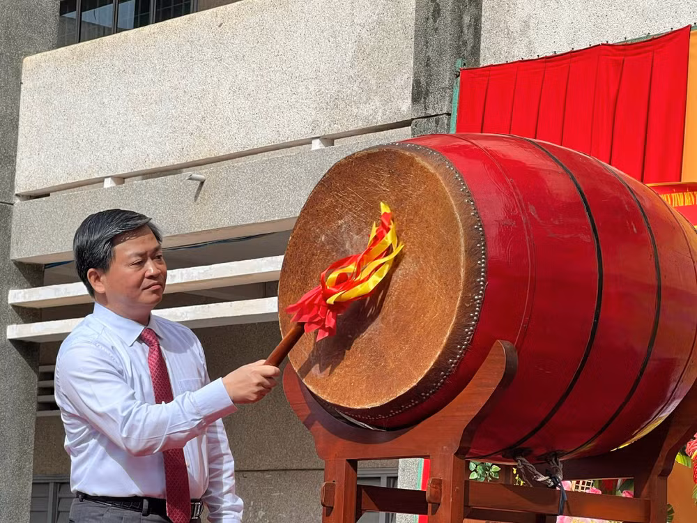Bí thư Tỉnh ủy Bến Tre Lê Đức Thọ đánh trống khai giảng năm học mới tại Trường Trung học phổ thông Nguyễn Đình Chiểu.