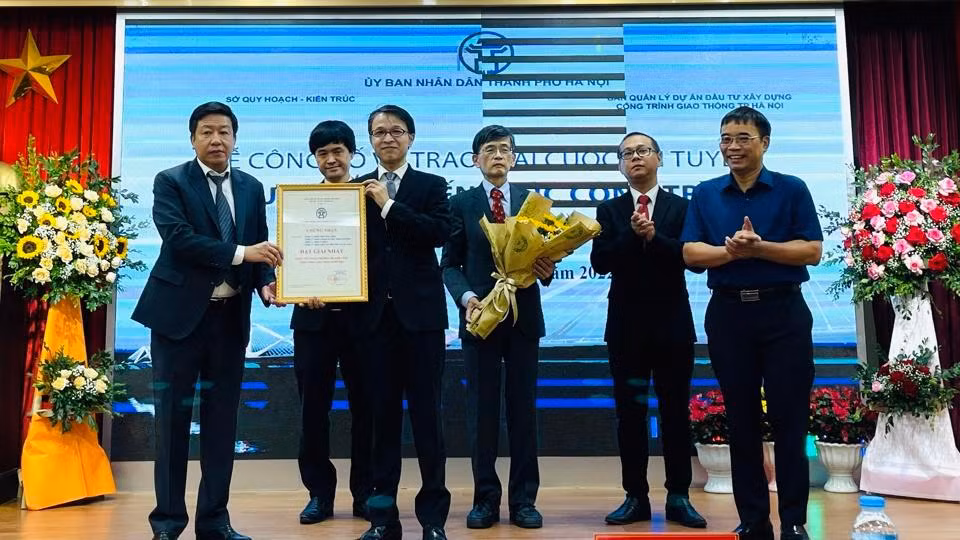 Lãnh đạo Ủy ban nhân dân thành phố Hà Nội trao giải Nhất phương án kiến trúc cầu Trần Hưng Đạo cho nhóm tác giả.