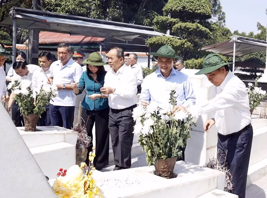 Chiều 6/9, tại tỉnh Hà Tĩnh, Chủ tịch nước Nguyễn Xuân Phúc đã dâng hương, dâng hoa tại Nhà bia tưởng niệm các Anh hùng Liệt sĩ thanh niên xung phong toàn quốc, nơi ghi danh hơn 4.000 liệt sĩ thanh niên xung phong trong cả nước, và Khu mộ 10 nữ Anh hùng Liệt sĩ thanh niên xung phong tại Ngã ba Đồng Lộc. 