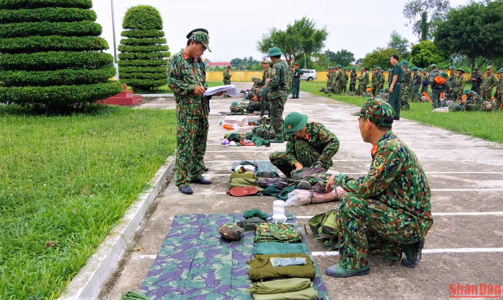 Cán bộ, chiến sĩ Sư đoàn 307 huy động phương tiện, sẵn sàng ứng cứu nhân dân.