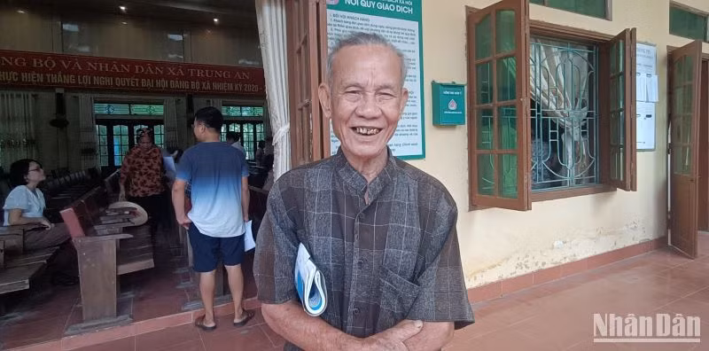 Bác Nguyễn Vinh Hiển rất phấn khởi vì vừa hoàn tất mọi thủ tục để xin cấp Giấy chứng nhận quyền sử dụng đất ngay tại địa bàn xã. Bác Nguyễn Vinh Hiển rất phấn khởi vì vừa hoàn tất mọi thủ tục để xin cấp Giấy chứng nhận quyền sử dụng đất ngay tại địa bàn xã.