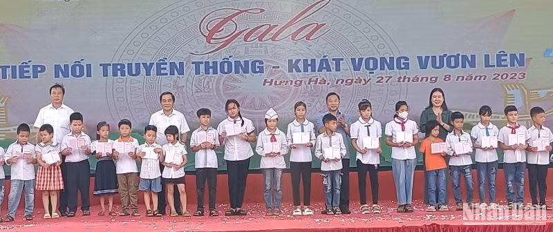 Tặng học bổng 3 triệu đồng cho 35 em học sinh học giỏi có hoàn cảnh gia đình khó khăn.