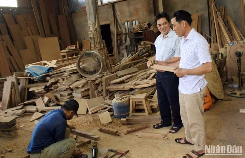 Cán bộ Quỹ tín dụng nhân dân xã Thái Xuyên (huyện Thái Thụy) kiểm tra hiệu quả vốn vay của gia đình anh Nguyễn Xuân Hoản, thôn Lục Nam, xã Thái Xuyên.