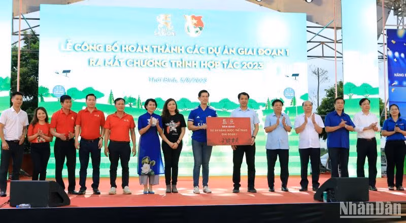 Trung ương Đoàn TNCS Hồ Chí Minh và Sabeco bàn giao 2 dự án cộng đồng giai đoạn 1.