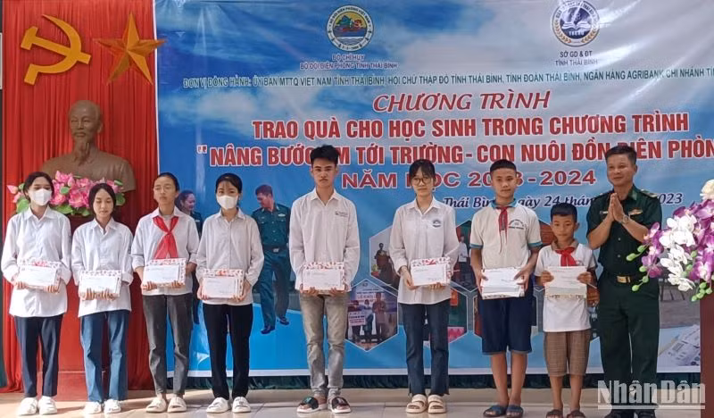 Lãnh đạo đồn Biên phòng Cửa Lân (huyện Tiền Hải) trao quà cho học sinh khó khăn khu vực biên giới biển. Lãnh đạo đồn Biên phòng Cửa Lân (huyện Tiền Hải) trao quà cho học sinh khó khăn khu vực biên giới biển.