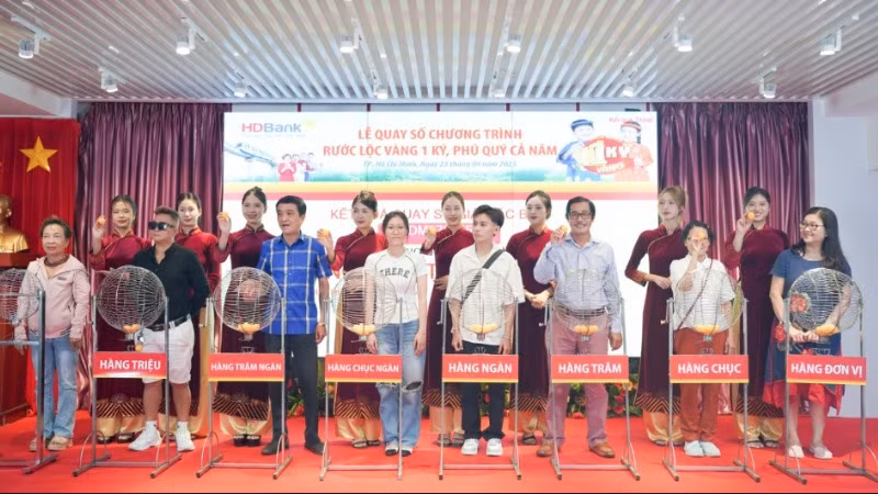 Các khách hàng cùng tham gia quay số lồng cầu để tìm ra chủ nhân của các giải thưởng giá trị.