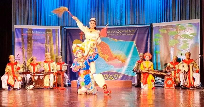 Trích đoạn tuồng của Nhà hát Tuồng Việt Nam trong chương trình giới thiệu nghệ thuật tuồng với khán giả trẻ. (Ảnh: TRANG ANH)