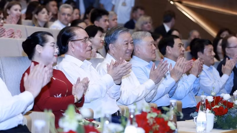 Tổng Bí thư Tô Lâm cùng các đại biểu tham dự chương trình nghệ thuật "Bài ca Chiến thắng". (Ảnh: PHẠM KIÊN/TTXVN)