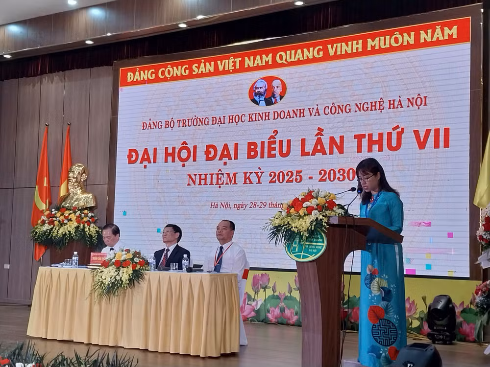 Phó Bí thư Đảng ủy Khối các trường đại học, cao đẳng Hà Nội Nguyễn Vũ Bích Hiền phát biểu chỉ đạo Đại hội. Phó Bí thư Đảng ủy Khối các trường đại học, cao đẳng Hà Nội Nguyễn Vũ Bích Hiền phát biểu chỉ đạo Đại hội.