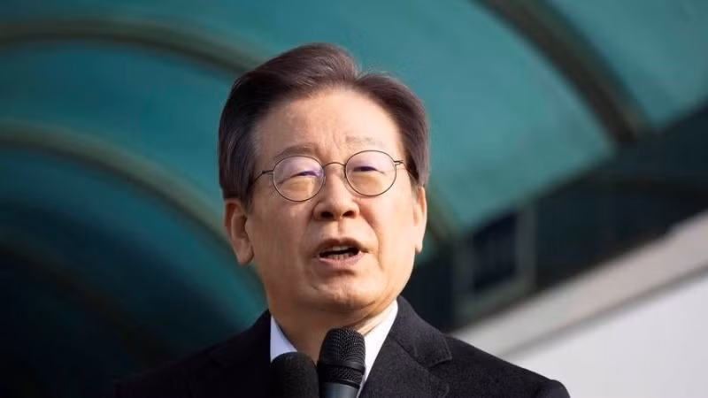 Ông Lee Jae Myung phát biểu trước khi rời Bệnh viện Đại học Quốc gia Seoul ở Seoul, Hàn Quốc, ngày 10/1/2024. (Ảnh: XINHUA)