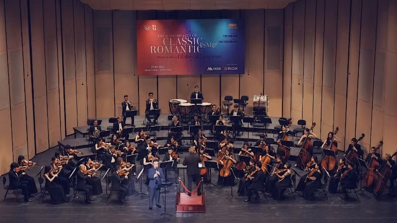 Dàn nhạc Giao hưởng Hà Nội mang đến những âm thanh tinh tế, lãng mạn và tràn đầy hứng khởi.