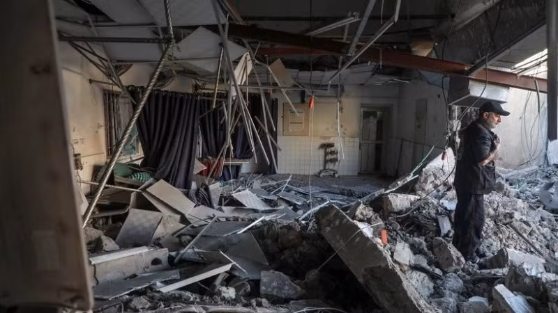 Tòa nhà bị phá hủy sau cuộc không kích của Israel xuống thành phố Gaza ngày 13/4/2025. (Ảnh: THX/TTXVN)