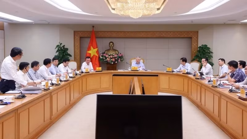 Phó Thủ tướng Thường trực Chính phủ Nguyễn Hòa Bình chủ trì cuộc họp. (Ảnh: TTXVN)