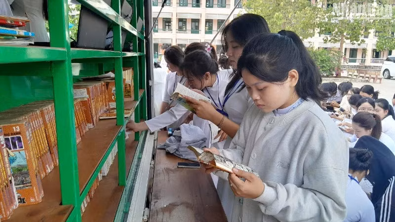 Các em học sinh ở huyện biên giới Bù Đốp đọc sách tại thư viện lưu động.