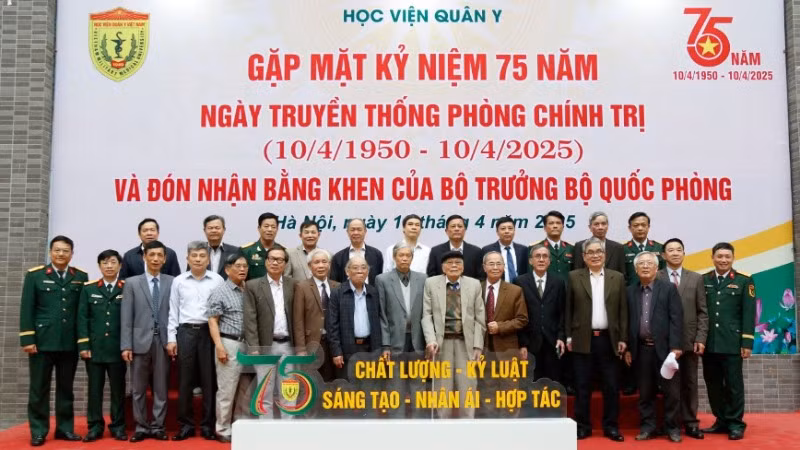 Các đại biểu chụp ảnh lưu niệm.