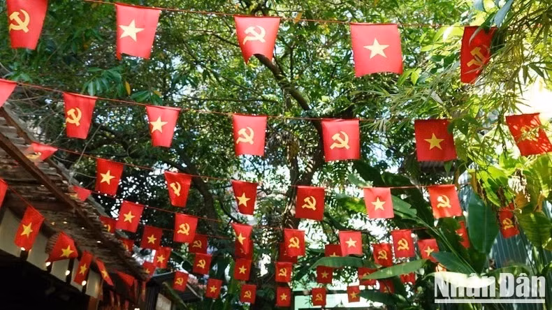 Đà Nẵng trang trí rực rỡ chào mừng ngày Thống nhất đất nước. (Ảnh: THANH TÂM)