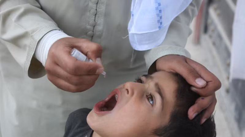 Một em bé được uống vaccine bại liệt tại Kabul, Afghanistan, vào ngày 21/4/2025. (Ảnh: XINHUA)