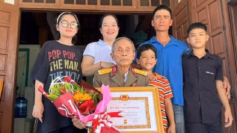 Cựu chiến binh Lữ Tấn Xa và các con cháu trong ngày ông nhận Bằng mừng thọ 95 tuổi do Hội Người cao tuổi địa phương trao tặng. (Ảnh: ĐÌNH TĂNG)