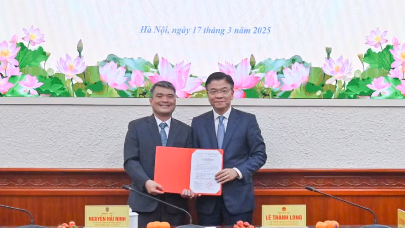 Phó Thủ tướng Lê Thành Long trao quyết định bổ nhiệm Thứ trưởng Tư pháp cho đồng chí Nguyễn Thanh Tú. (Ảnh: THU HẰNG)