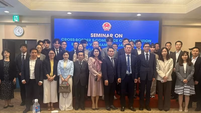 Các đại biểu tham dự Hội thảo chụp ảnh kỷ niệm. (Ảnh: Thương vụ Việt Nam tại Nhật Bản)