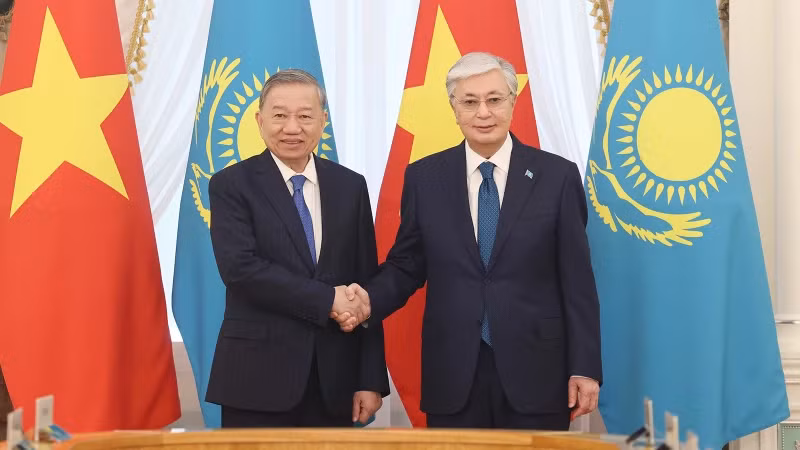 Tổng Bí thư Tô Lâm và Tổng thống Kazakhstan Kassym-Jomart Tokayev hội đàm cấp Nhà nước. (Ảnh: TTXVN)