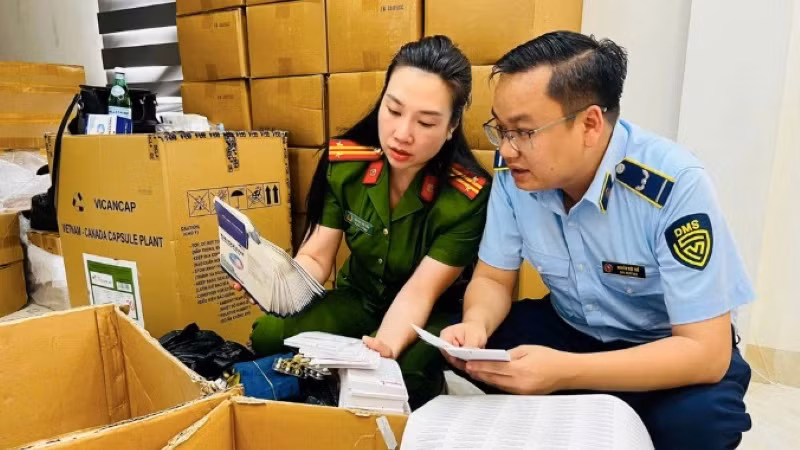 Cơ quan chức năng khám xét trụ sở một công ty sản xuất, buôn bán hàng giả quy mô lớn, thu giữ khoảng 100 tấn thực phẩm chức năng và trang thiết bị y tế giả. (Ảnh: Công an Hà Nội)