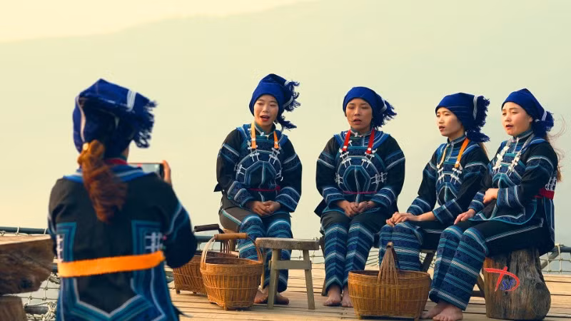 “Đi trong sương” là câu chuyện lập nghiệp của những thanh niên người dân tộc thiểu số tại xã Y Tý, huyện Bát Xát, tỉnh Lào Cai. (Ảnh do Hãng phim Tài liệu và Khoa học Trung ương cung cấp)