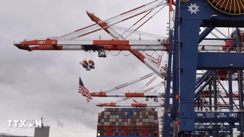 Tàu container cập cảng Long Beach ở California, Mỹ. (Ảnh: THX/TTXVN)
