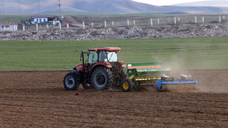 Một người nông dân vận hành máy nông nghiệp trên cánh đồng ở Ankara, Thổ Nhĩ Kỳ, ngày 23/4/2024. (Ảnh: TÂN HOA XÃ)